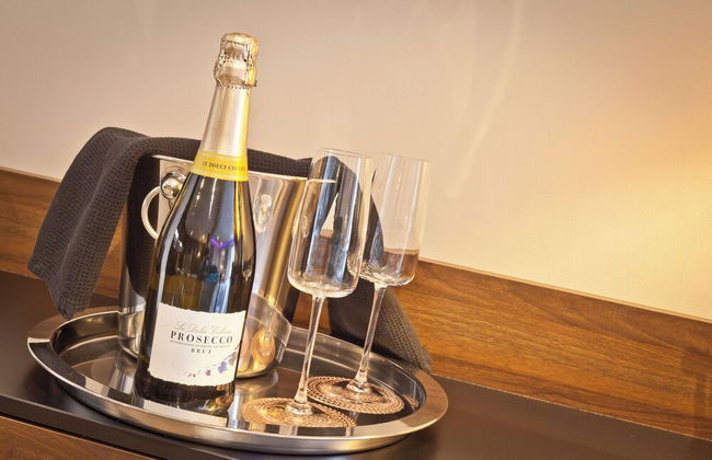 Bijou Boutique Deluxe One Bed Apartment - Photo 14