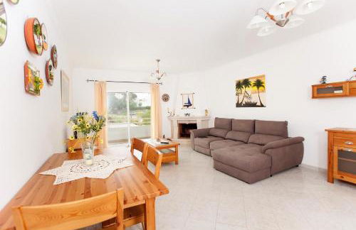 Os Apartamentos A Ramos na Praia da Galé Estão inserido em Condomínio com PISCINA, Fica apenas a 350 Metros da Praia da Galé - Apartamentos com Ar Condicionado tanto nos Quartos como na Sala, Smart TV com Prime Vídeo e Cozinha Completa - Foto 35