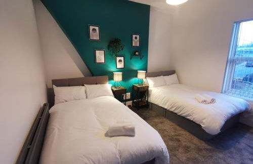 Spacious & comfy 4 bed house, 6 Beds, Free Private Parking & Wifi - Foto 28