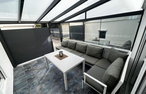 Ferienhaus mit Privatparkplatz, Terrasse und Stadtnähe - Foto 9