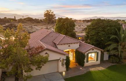 Desert Oasis w Pool Spa BBQ Outdoor Dining Under the Palms Calle Tolosa by AvantStay - Foto 46