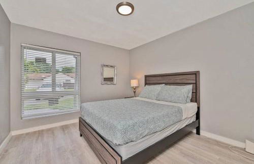 Spacious 4 bedrooms, 2 bathroom house with pool - Photo 33