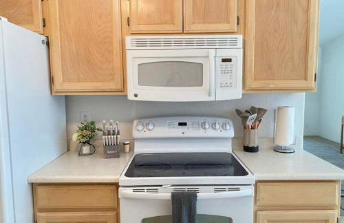 HOT TUB! King Bed-Firepitt-Near Airport& Freeway - Foto 15