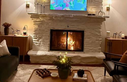 Hot Tub & Firepit Near Ski Resorts & Cozy Modern Cabin - Foto 27