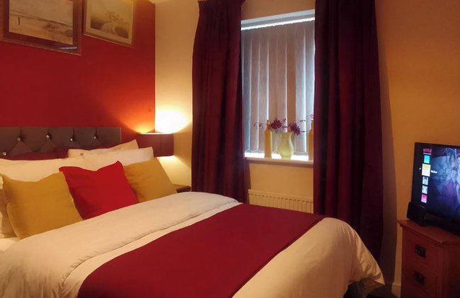 Bright 4 Bedroom Home in Walsall, Free Parking and for EVs - Foto 10
