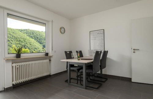 Elbling Appartement for 4 People - Billiards - 2 Bedrooms - 2 Bathrooms - Balcony with Mosel View - Parking - Wine Barrel Bar - Fully Equipped Kitchen - Netflix - WaipuTV - 3 km from Cochem - Foto 12