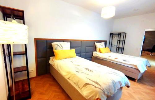 OVER RIVER near FRANKFURT-130 QM-4 ROOMS- 6 BEDS- FREE PARKING- AC - Foto 31