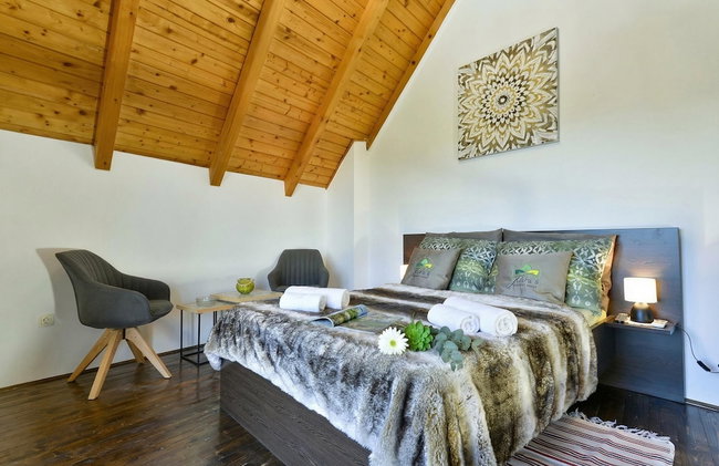 Twin Oasis Retreat with Pool & Spa - Happy Rentals - Foto 7