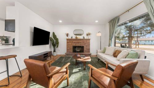 The Aspen is a mid-century modern upstairs unit. - Foto 3