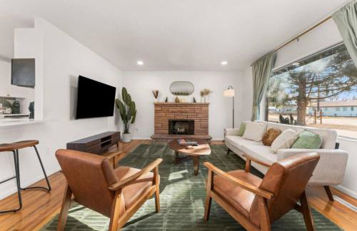 The Aspen is a mid-century modern upstairs unit. - Foto 3