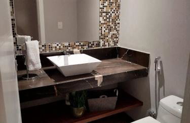 Casa Teresópolis perto do centro com três suítes e piscina - Foto 34