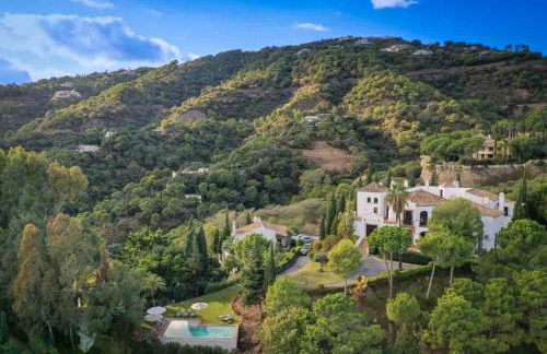 Paradisiacal Villa in Benahavís with Jacuzzi and Private Pool - Photo 4
