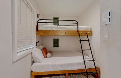 Modern Alpine Getaway - Photo 16