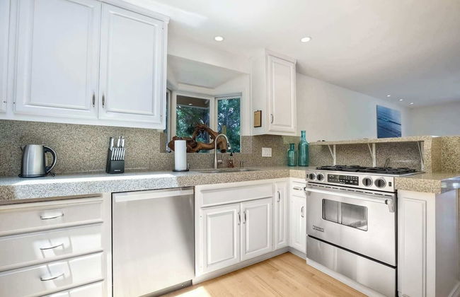 Serene Coastal Home Sleeps 8 1 Mile From Beach! - Foto 9