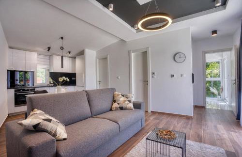 VILLA CVITA is a modern 5-bedroom villa with a Jacuzzi, a Gym and Finnish Sauna, a heated pool, and amazing views - Foto 30