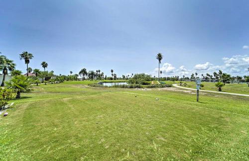 Deck and Pool Access Long Island Village Escape! - Foto 24