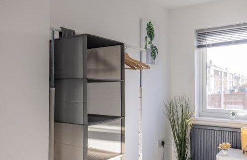 Modern 3 Bed House-Free Parking-by Holiday Homes - Foto 51