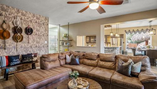 Tropical Escape Pool Jacuzzi Bar in Alvin TX - Photo 3