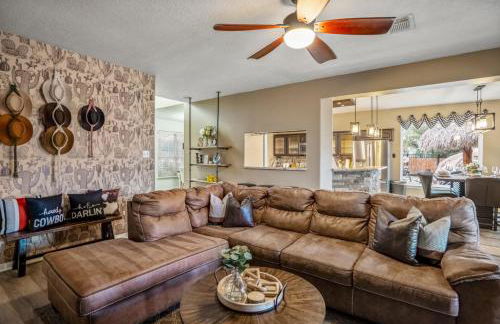 Tropical Escape Pool Jacuzzi Bar in Alvin TX - Photo 3