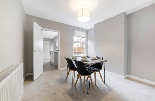 Comfy 2 Bed House - Free Parking - Near City Centre - Foto 7