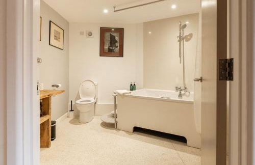 Stunning 6 Bedroom with Swimming Pool & Sauna! - Foto 35