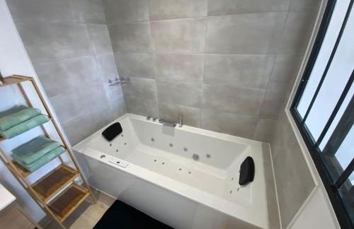 T2 spacieux avec baignoire Balnéo en RdC sur cour - Foto 6