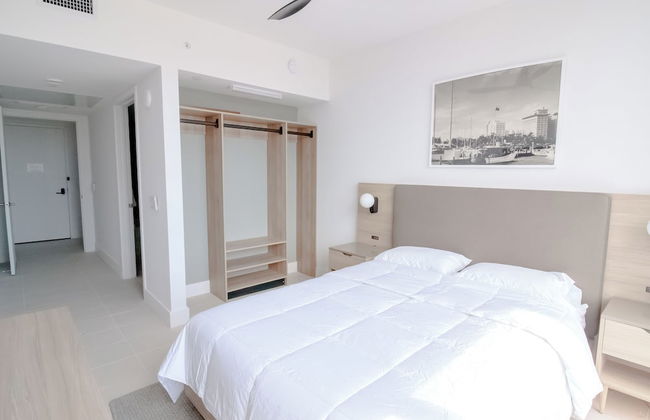 Luxurious Downtown Escape - Photo 11