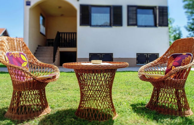 Quiet Country Side Cottage with Private Garden & WiFi near Nature Park Velebit - Foto 9