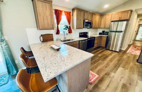 Colorful Comfort 3 Bedroom Home with Fenced yard - Foto 38