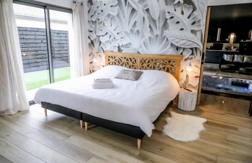 Au domaine des anges, 3 gîtes luxueux avec Jacuzzi privatif, sauna, mini-piscine, piscine extérieure chauffée en saison - Foto 23