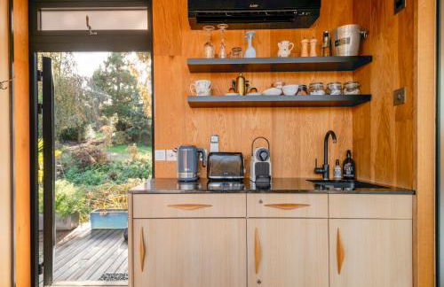 Cosy Mirrored House next to a Magical Swimming Lake - Foto 5