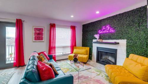 Vibrant Riverfront 2BD with a Pool - Foto 1