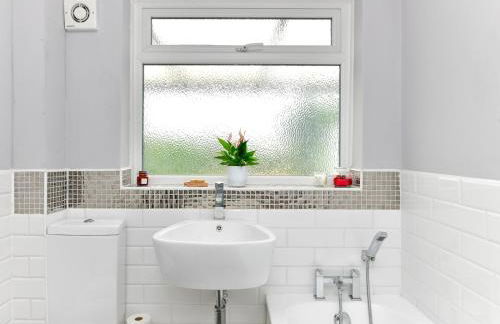 Spacious 4 Bedroom home with Parking Garden - Pass the Keys - Foto 36