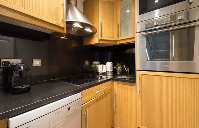 Chic Sunlit Earls Court Flat - Photo 16