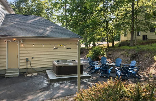 Charming Poconos Retreat With hot tub Fireplace - Foto 36