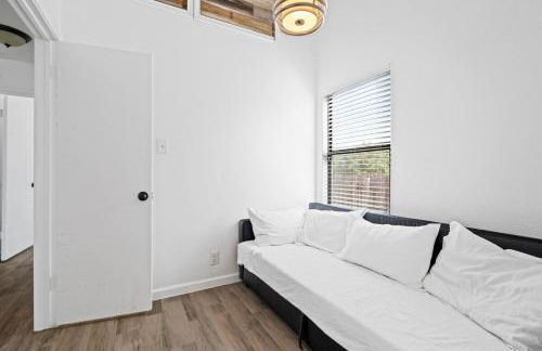 Spacious Family Home in Round Rock w Private Yard - Photo 13