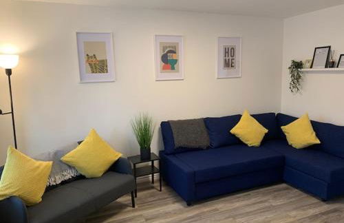 Spacious and central 4-bedroom house with parking - Foto 1