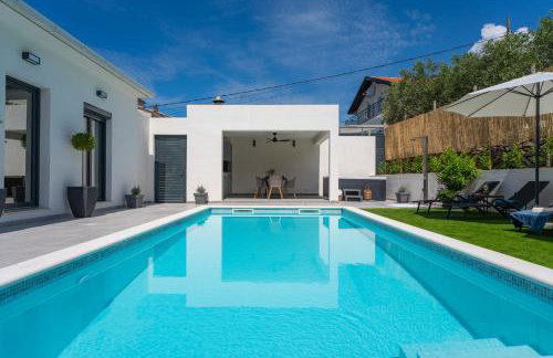 Apartment Gironi with Pool, Jacuzzi - Photo 48