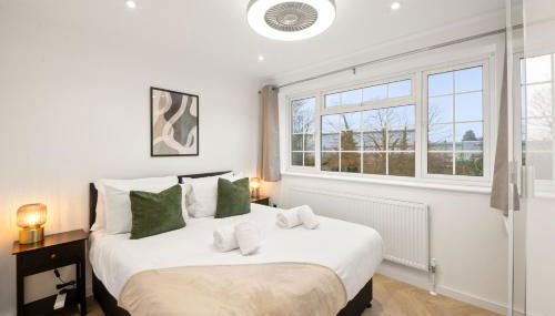 4 Bed House in Maidenhead, by ARP Homes, Driveway & Big Private Patio, Perfect Location for Business and Family Stays - Foto 3