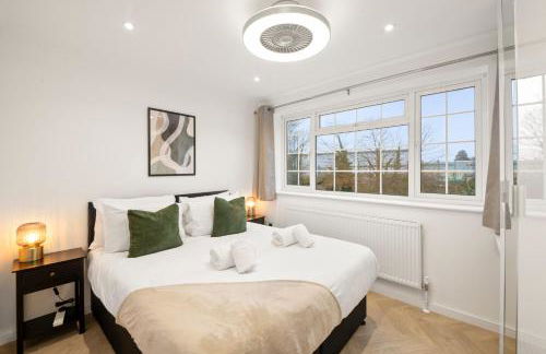 4 Bed House in Maidenhead, by ARP Homes, Driveway & Big Private Patio, Perfect Location for Business and Family Stays - Foto 3