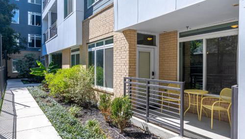 Beautiful RiverWalk Apt with Full Amenities, King Bed & Free Parking - Foto 2