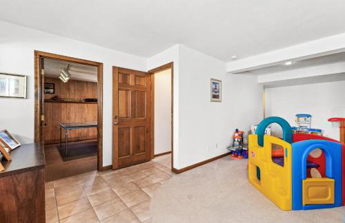 Experience lakeside luxury at Sunset Cove, a spacious 5-bedroom home - Foto 17