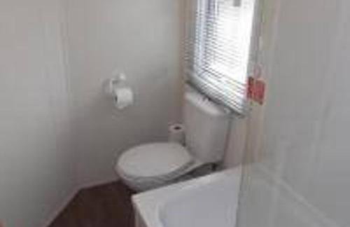 Modern 3 bedroom lodge at Avonvale Holiday Lodges - Photo 17