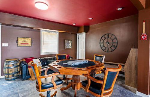 New Renovated 5BD Home with Hot Tub Sauna & Game Rm - Foto 69