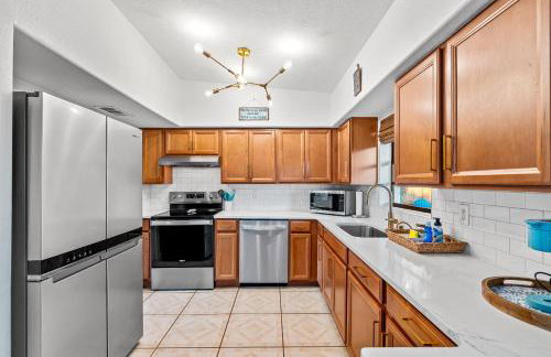 Surf Drive - Ultimate Beach Getaway for Families - Photo 24