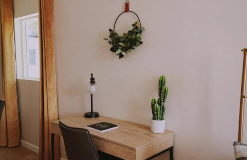 The White House, A Unique ABQ Stay in Central Location near Uptown - Foto 14