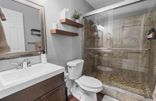 5 Min to Downtown - 7 to Duke - Washer and Dryer - Photo 5