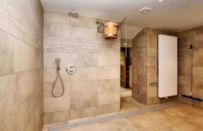 Opulent Holiday Home in Spa with Sauna, Hot Tub, Playroom - Photo 16