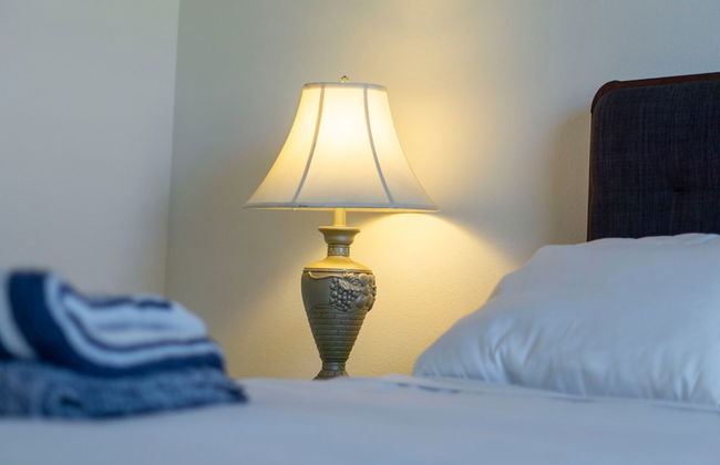 Luxurious Ontario Townhouse Ideal Family Retreat - Photo 25