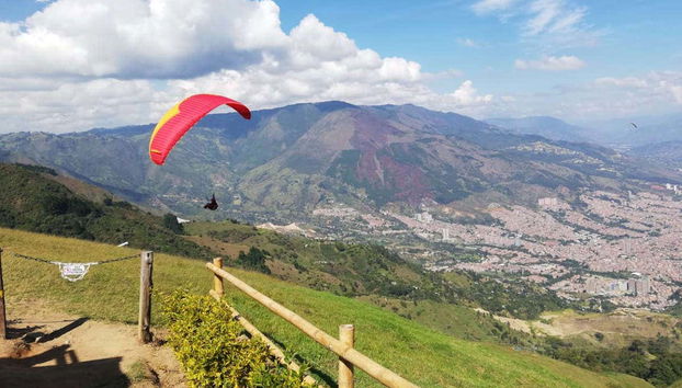 Disfrutando del vuelo en parapente